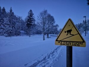 IloveNordic-panneau IloveNordic-panneau-attention-skieurs-hiver