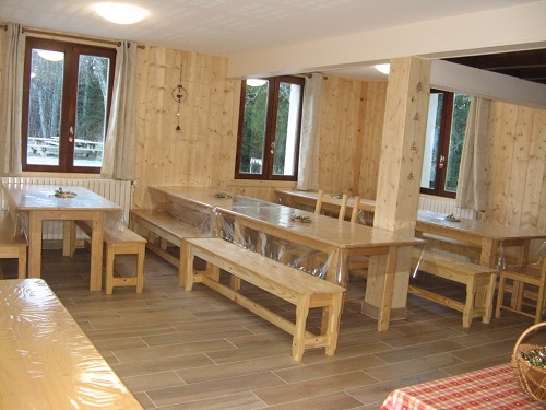 gite-salle-a-manger-vue-de-la-cuisine