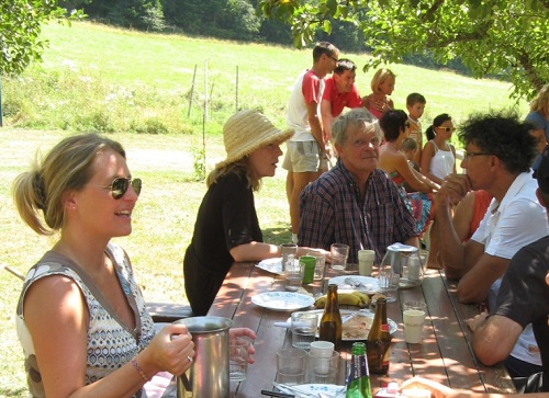 repas-sous-les-arbres-amis-famille