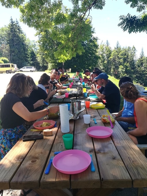 sejours-adaptes-repas-dehors